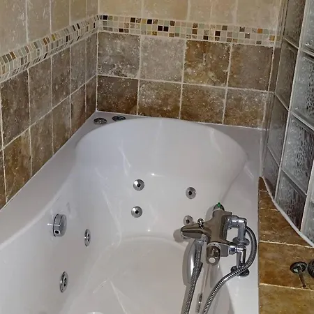 Daire Location : Spacieux 4 Pieces Pour 9 Pers, Proche Centre, Parking Prive, Terrasse Ensoleillee - Fr-1-802-33